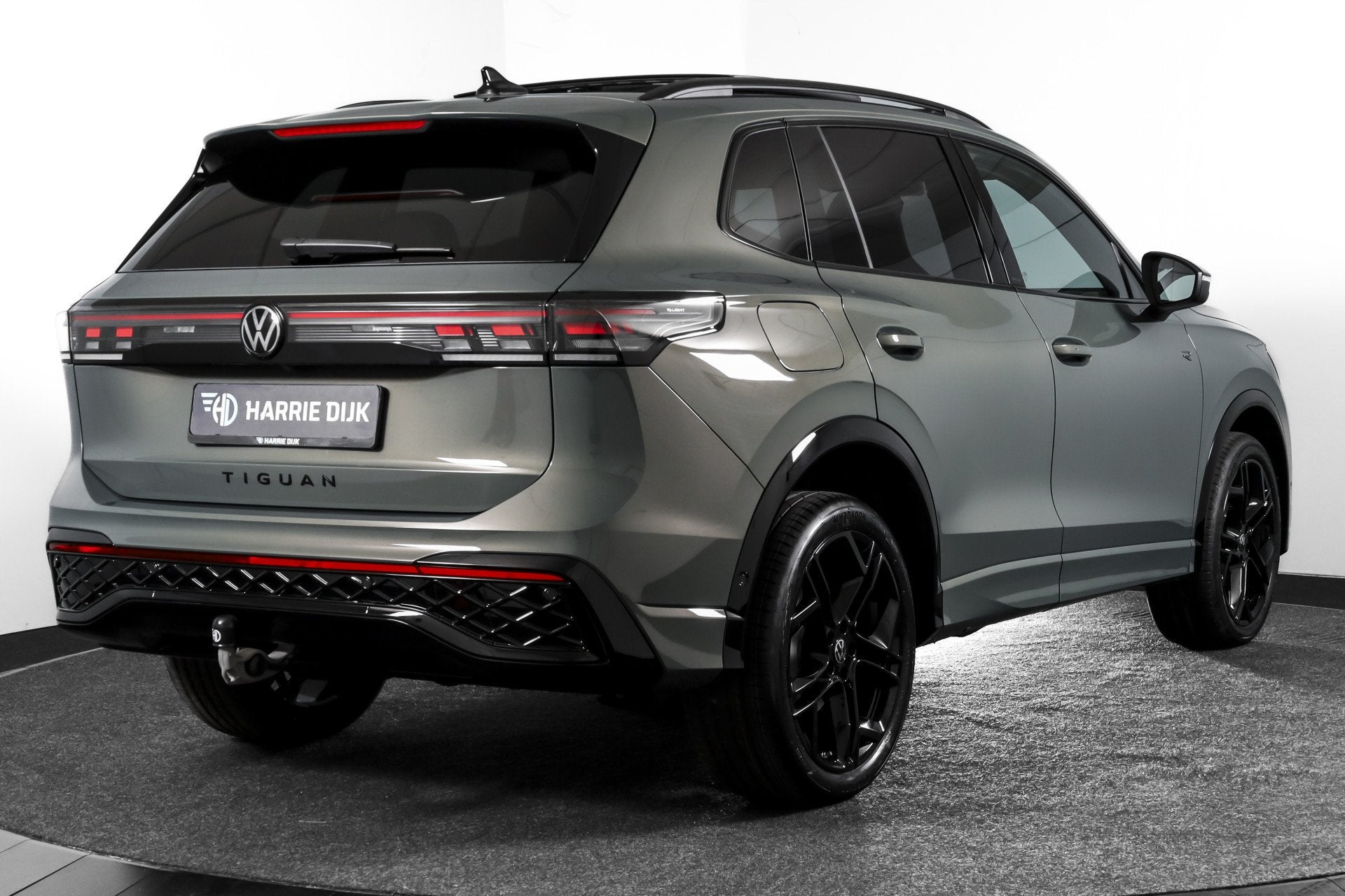 Volkswagen Tiguan 1.5 eHybrid R-Line Edition 272 PK | Black, Stof, 4 cilinders, Plug-in hybride, SUV of Terreinwagen