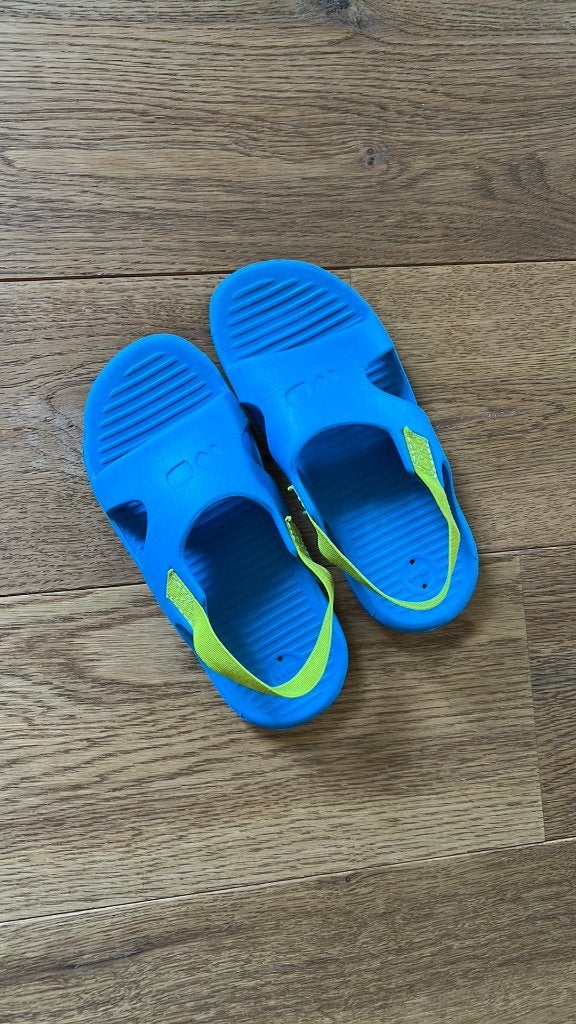 Slippers met bandje Decathlon Nabaiji maat 29-30 - zgan, Nabaiji, Jongen of Meisje, Overige typen, Ophalen of Verzenden