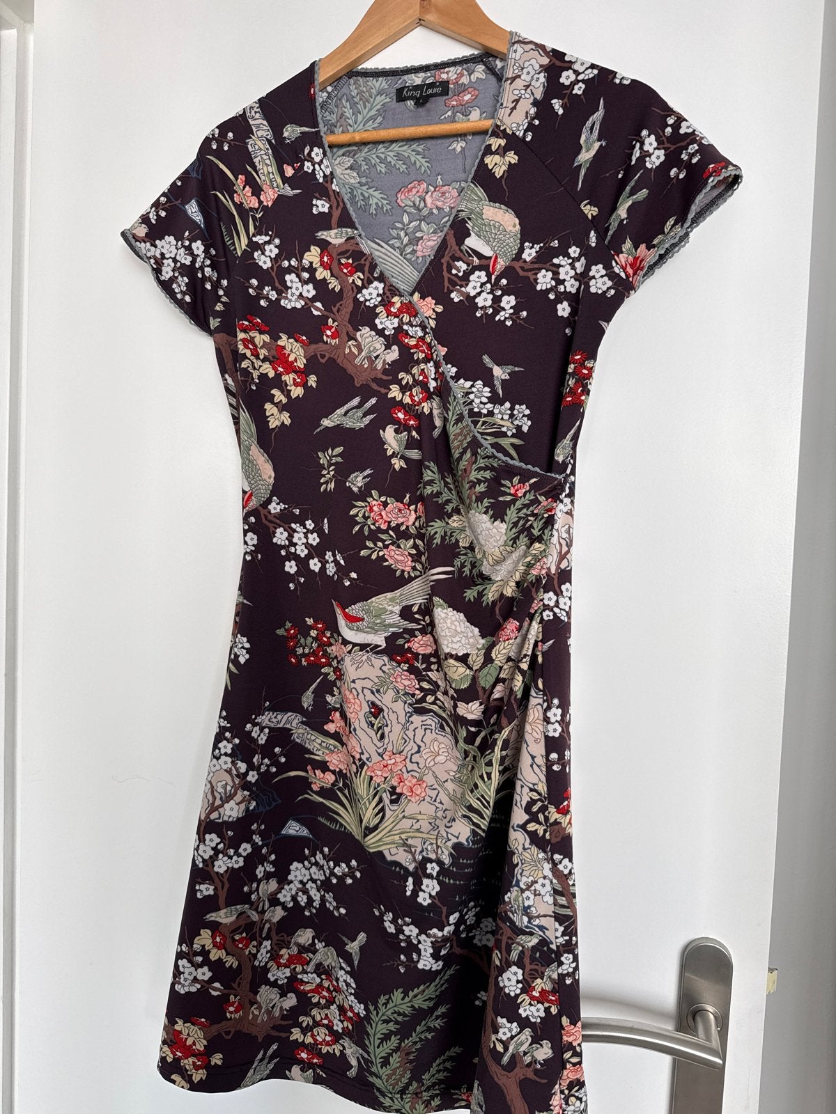 King Louie crossdress met bloemen- en vogelprint maat L, Kleding | Dames, Jurken, Overige kleuren, Maat 42/44 (L), Ophalen of Verzenden