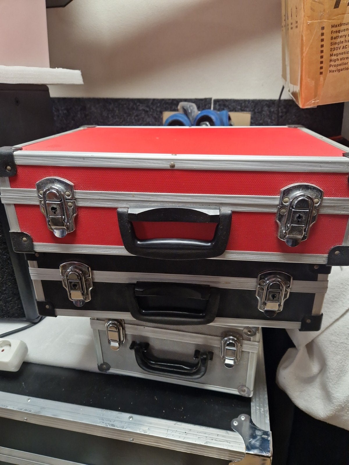 Stevige aluminium koffer met rode accenten, Ophalen, Gebruikt, 50 tot 60 cm, Slot