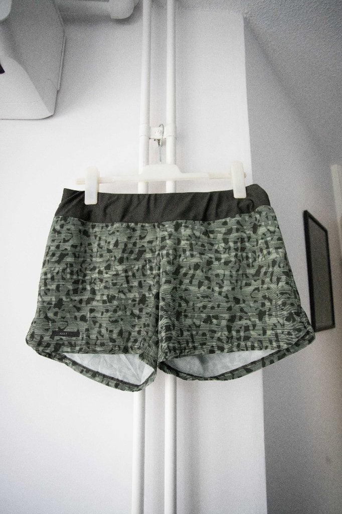 Korte donkergroene sportbroek Decathlon maat L, Kleding | Dames, Ophalen of Verzenden, Zo goed als nieuw, Decathlon, Groen