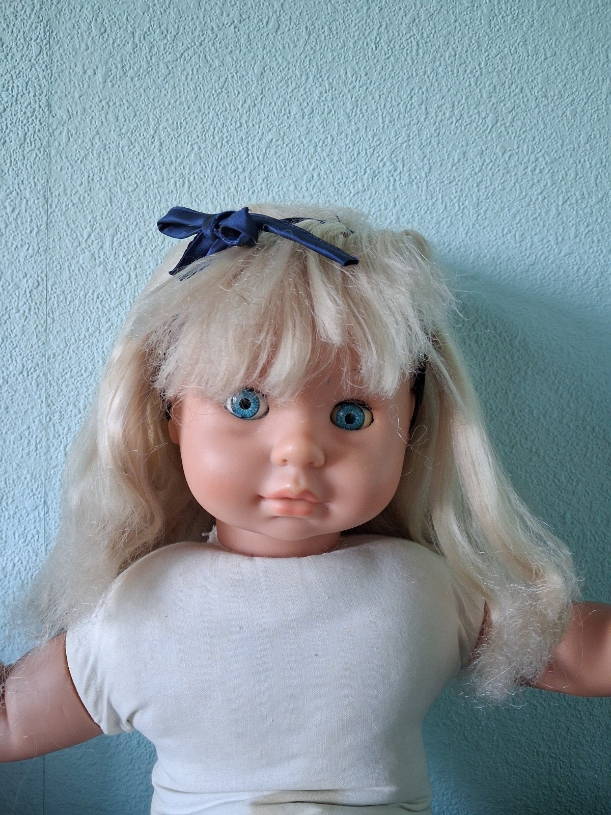 vintage babypop van 60 cm met slaap ogen en 2 setjes kleren, Ophalen of Verzenden, Gebruikt, Babypop