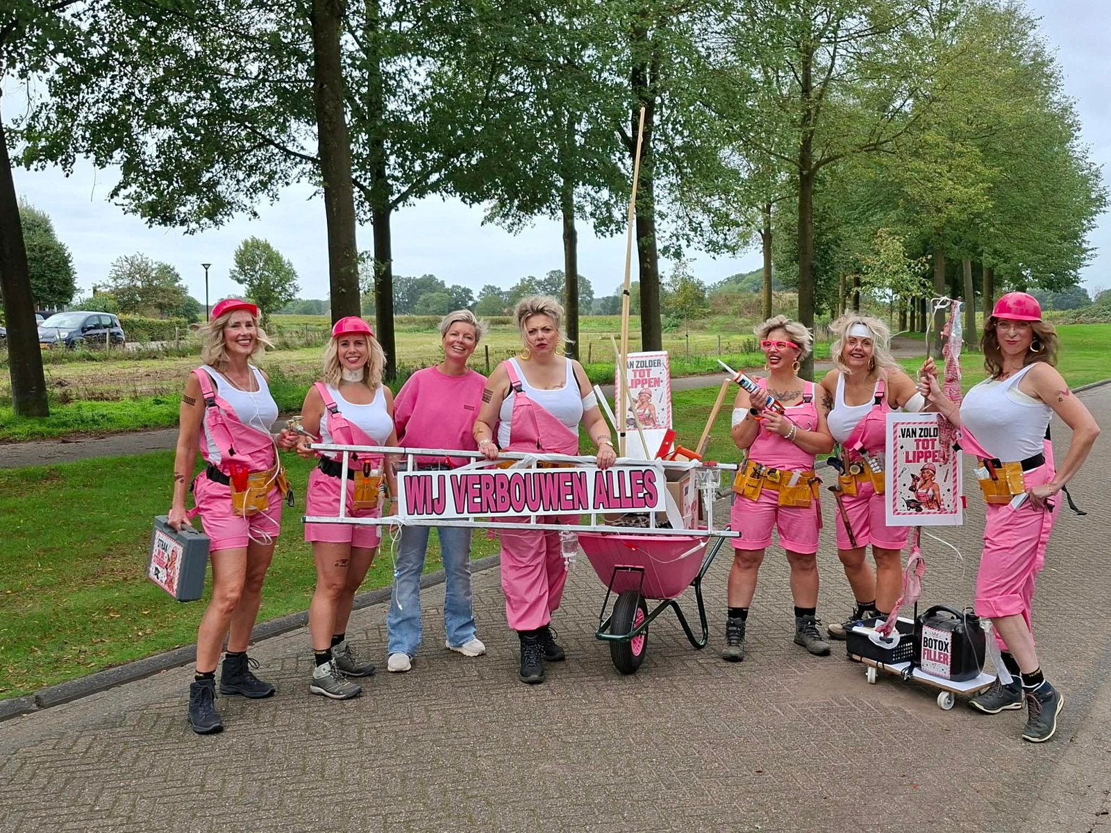 Complete 6 pers. carnavalsset thema ‘Wij verbouwen alles’, Ophalen, Zo goed als nieuw, Carnaval