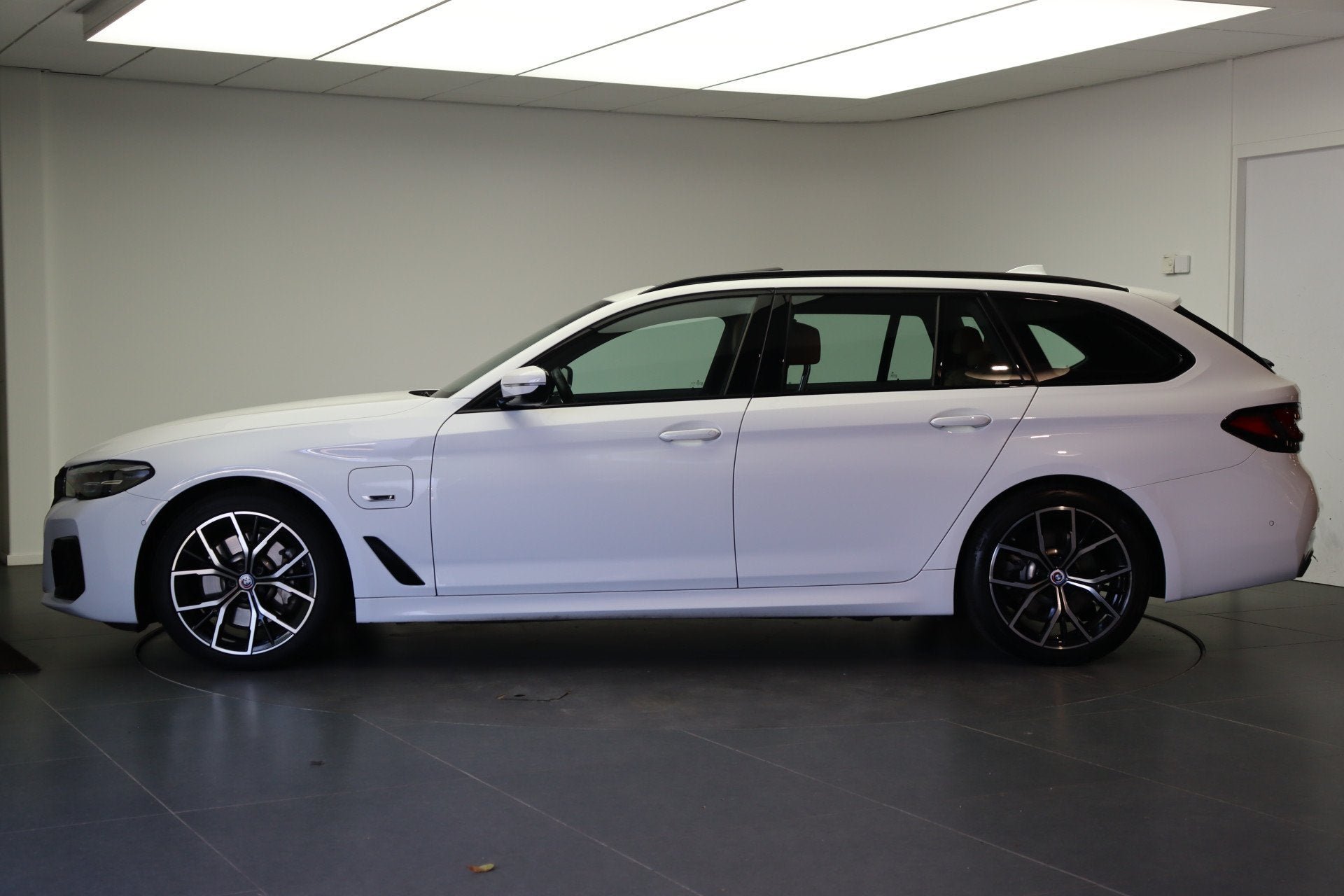 BMW 5 Serie Touring 530e High Executive M Sport Automaat / P, Achterwielaandrijving, Gebruikt, 4 cilinders, Met garantie (alle)