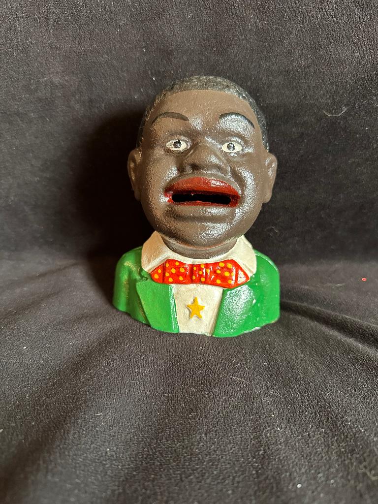 Gietijzeren spaarpot jongen met groen jasje., Verzamelen, Spaarpotten, Ophalen of Verzenden, Zo goed als nieuw, Metaal of Blik