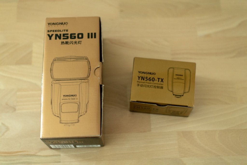 Flitser Yongnuo 560 III + Controller 560 TX voor Nikon, Ophalen of Verzenden, Nieuw, Overige merken, Kantelbaar
