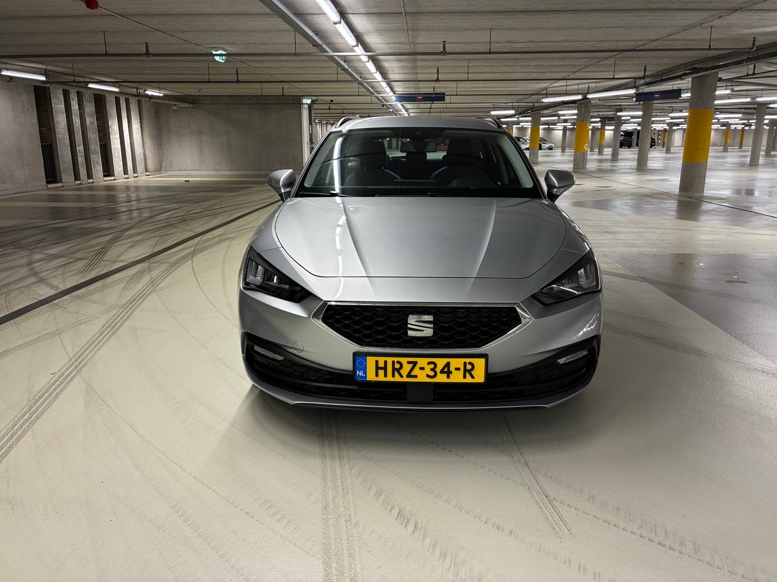 Seat Leon 1.0 TSI 90pk 2021 Grijs, Auto's, Leon, Stationwagon, Handgeschakeld, Grijs