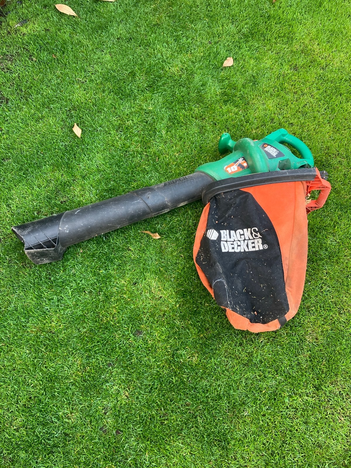 Black & Decker bladblazer met zuigfunctie en opvangzak, Ophalen, Gebruikt, Handgedragen, Met opvangzak