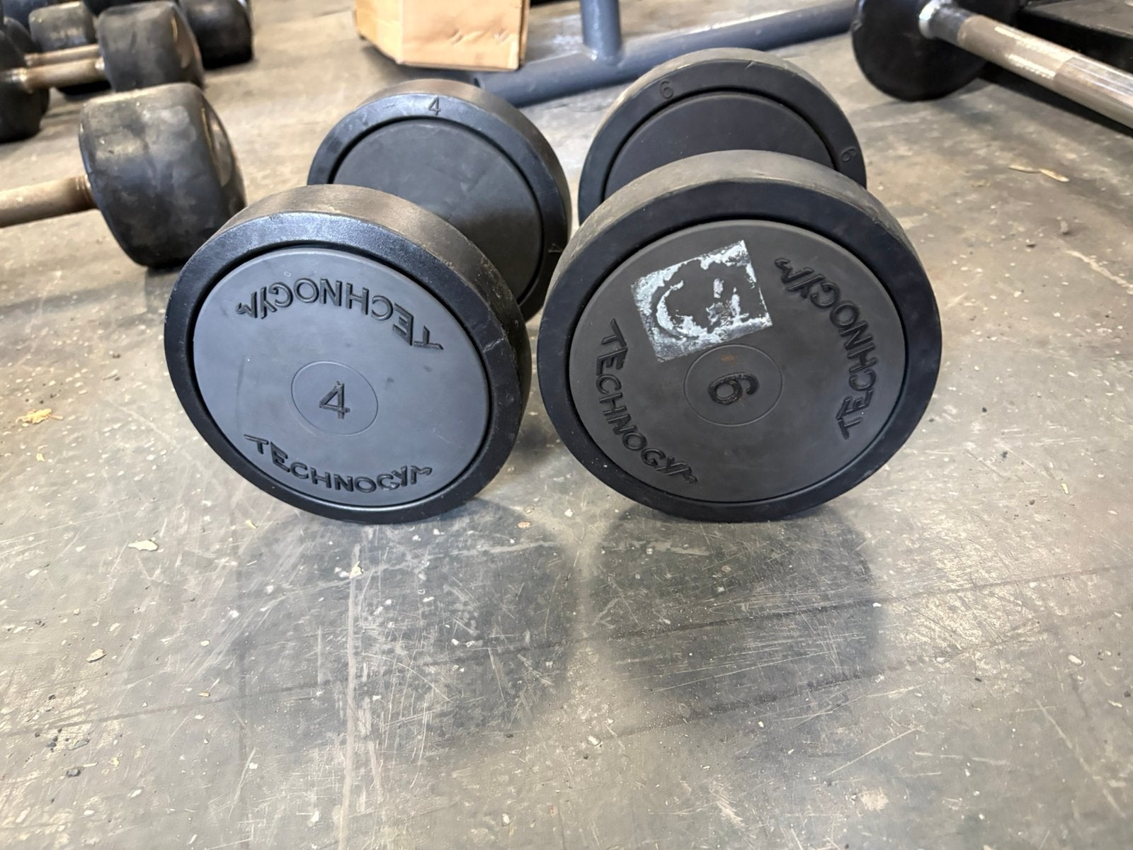 Technogym 1 x 4 en 1 x 6 kg dumbbells, 1 x 4 en 1 x 6 kg, Dumbbells, Ophalen of Verzenden, Gebruikt