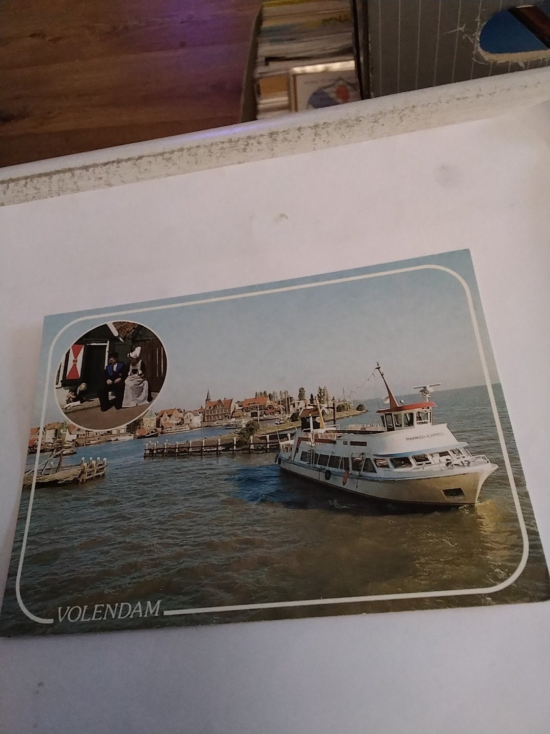 Ansichtkaart Volendam met boot en traditionele kleding 1990, Ophalen of Verzenden, Voor 1920, Noord-Holland