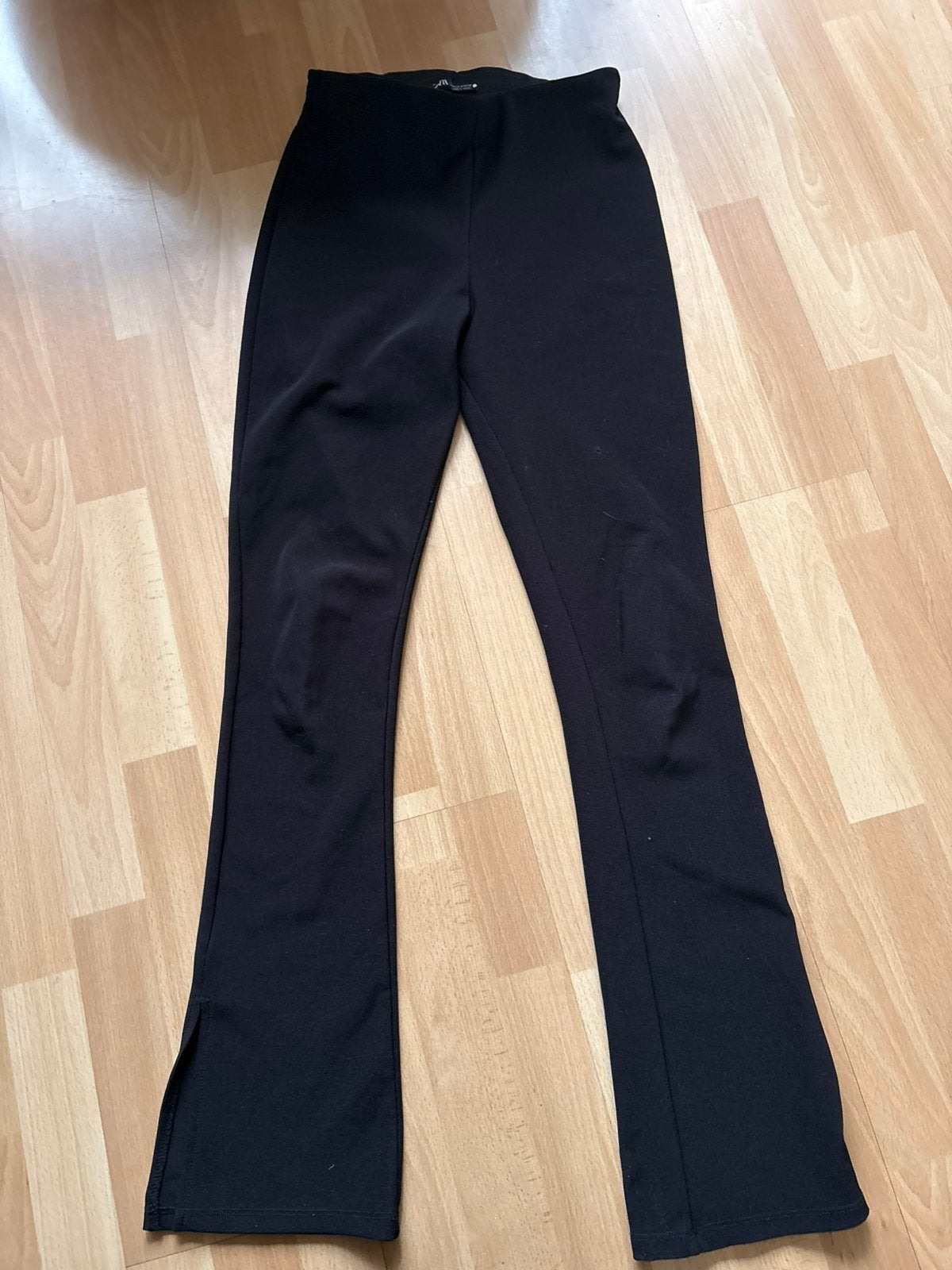 Zara mooie zwarte geribde flared broek mt M ZGAN, Maat 38/40 (M), Zwart, Ophalen of Verzenden, Zo goed als nieuw