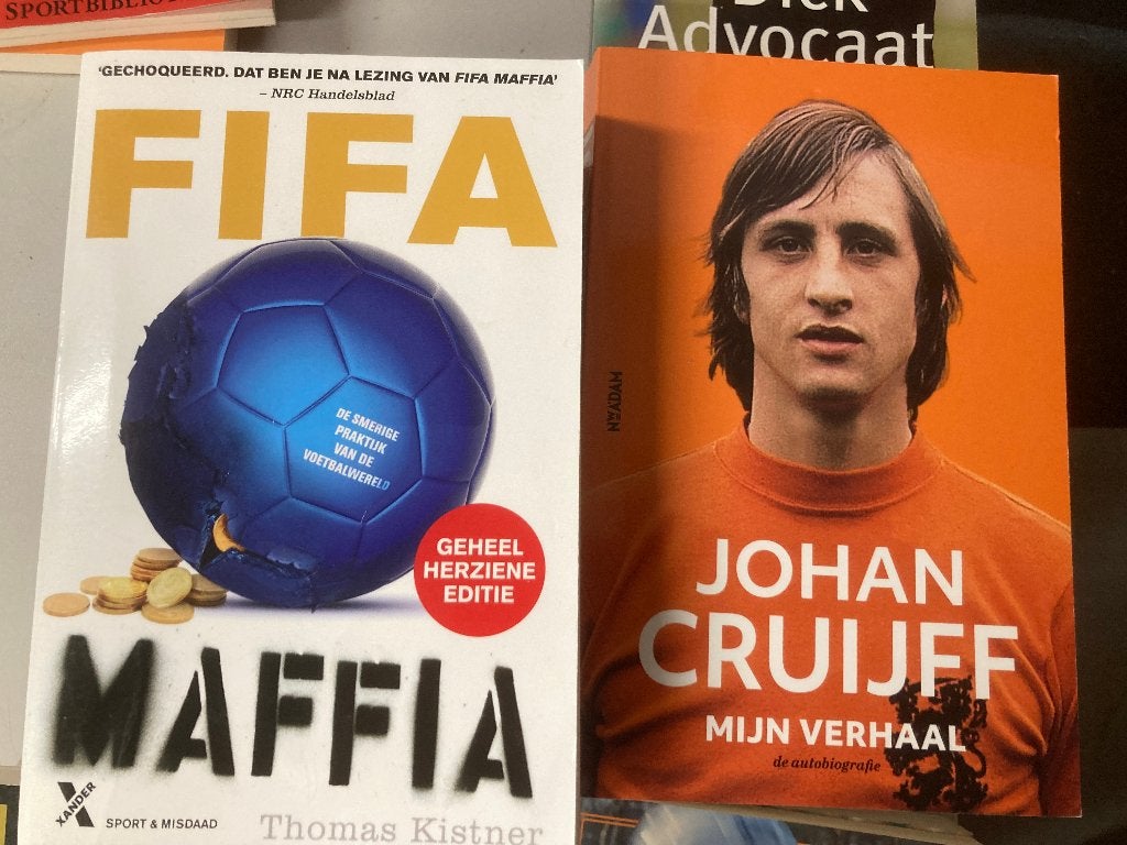 T.K. Ca 33 boeken over voetbal Johan Cruijff en vele andere, Ophalen of Verzenden, Gelezen, Balsport