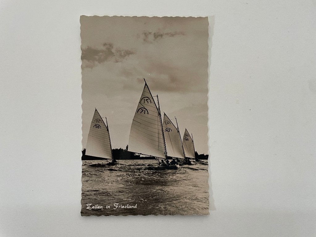 D876 Oude ansichtkaart Friesland : Zeilen in Friesland, Ophalen of Verzenden, 1960 tot 1980, Ongelopen, Friesland