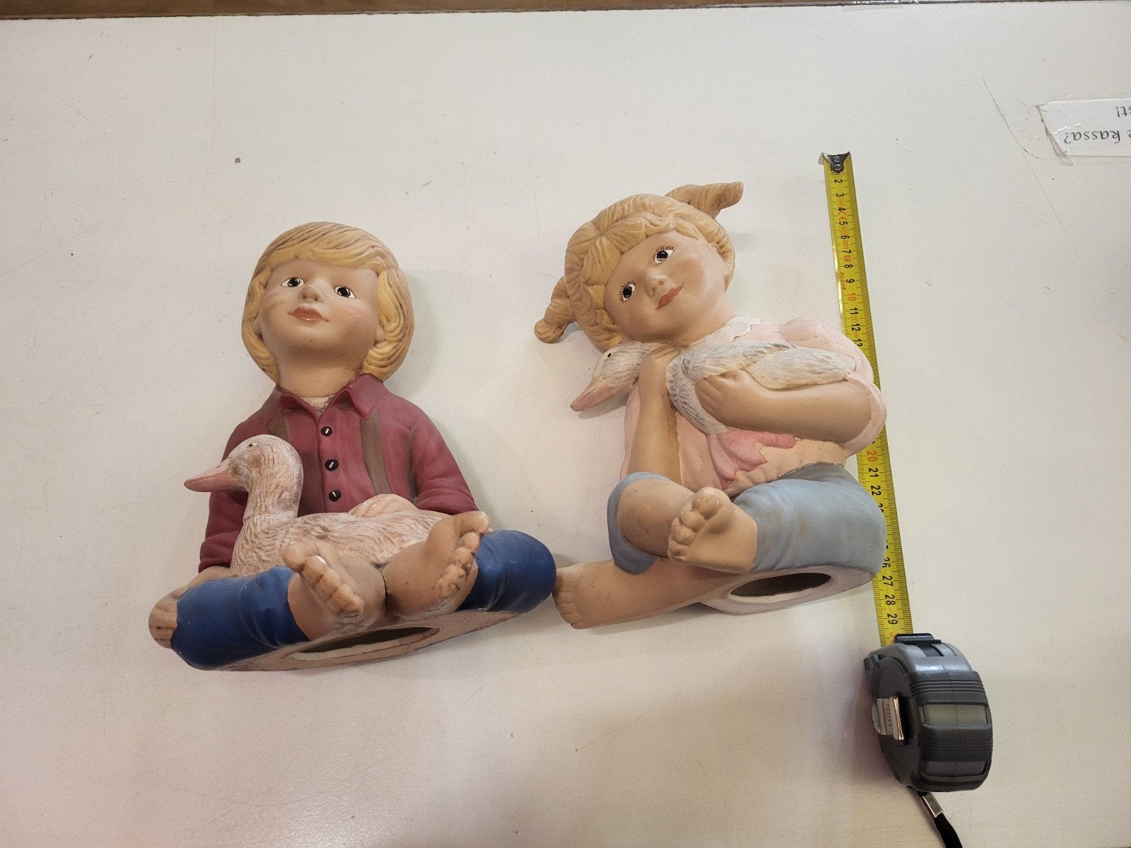 Keramieke beelden Jongen, dame en eenden, Tuin en Terras, Tuinbeelden, Overige materialen, Kringloop Laares, Ophalen of Verzenden
