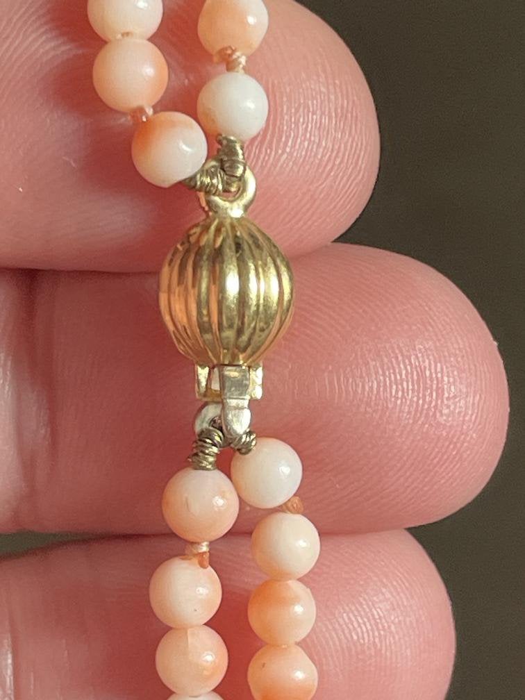 2 rijig angelskin koraalsnoer met 18 karaat gouden bolslot, Ophalen of Verzenden, Goud, Ketting