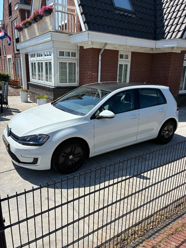 Volkswagen Golf E-golf Elektromotor 136pk 5D Aut. 2017 Wit, Auto's, Volkswagen, 22 min, 35 kWh, Wit, 115 pk
