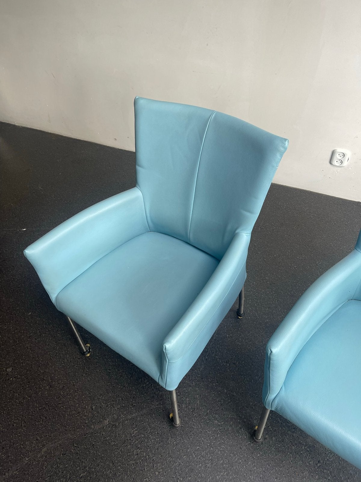 2 lichtblauwe stoelen met vlek op 1 stoel, Ophalen, Gebruikt, Twee, Blauw