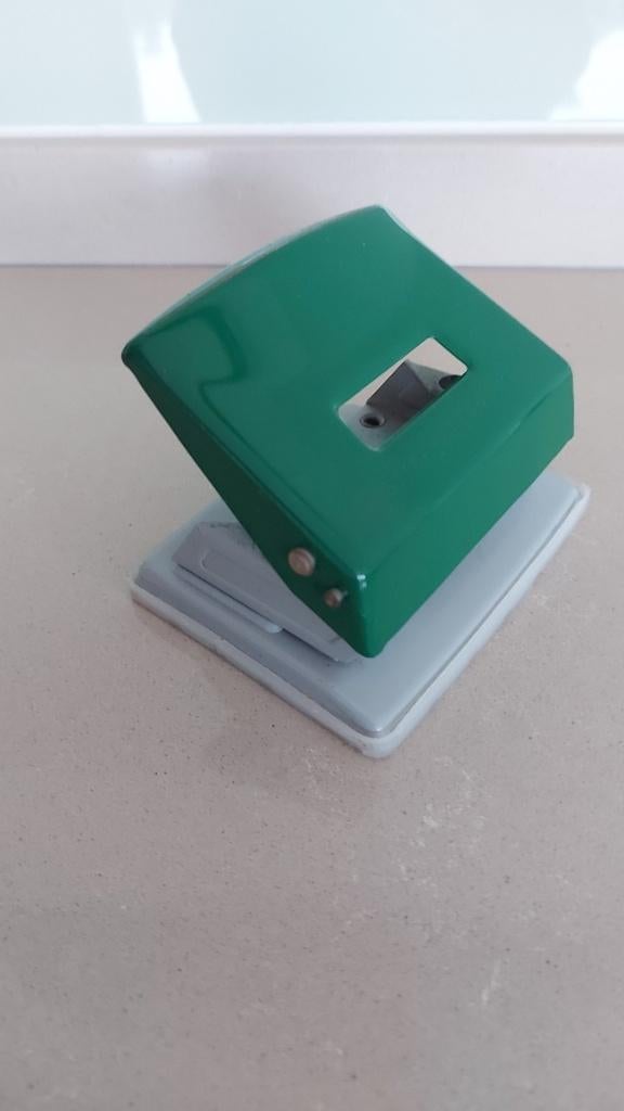 Groene stevige, 2 gaats , Leitz 5018 perforator., Diversen, Ophalen of Verzenden