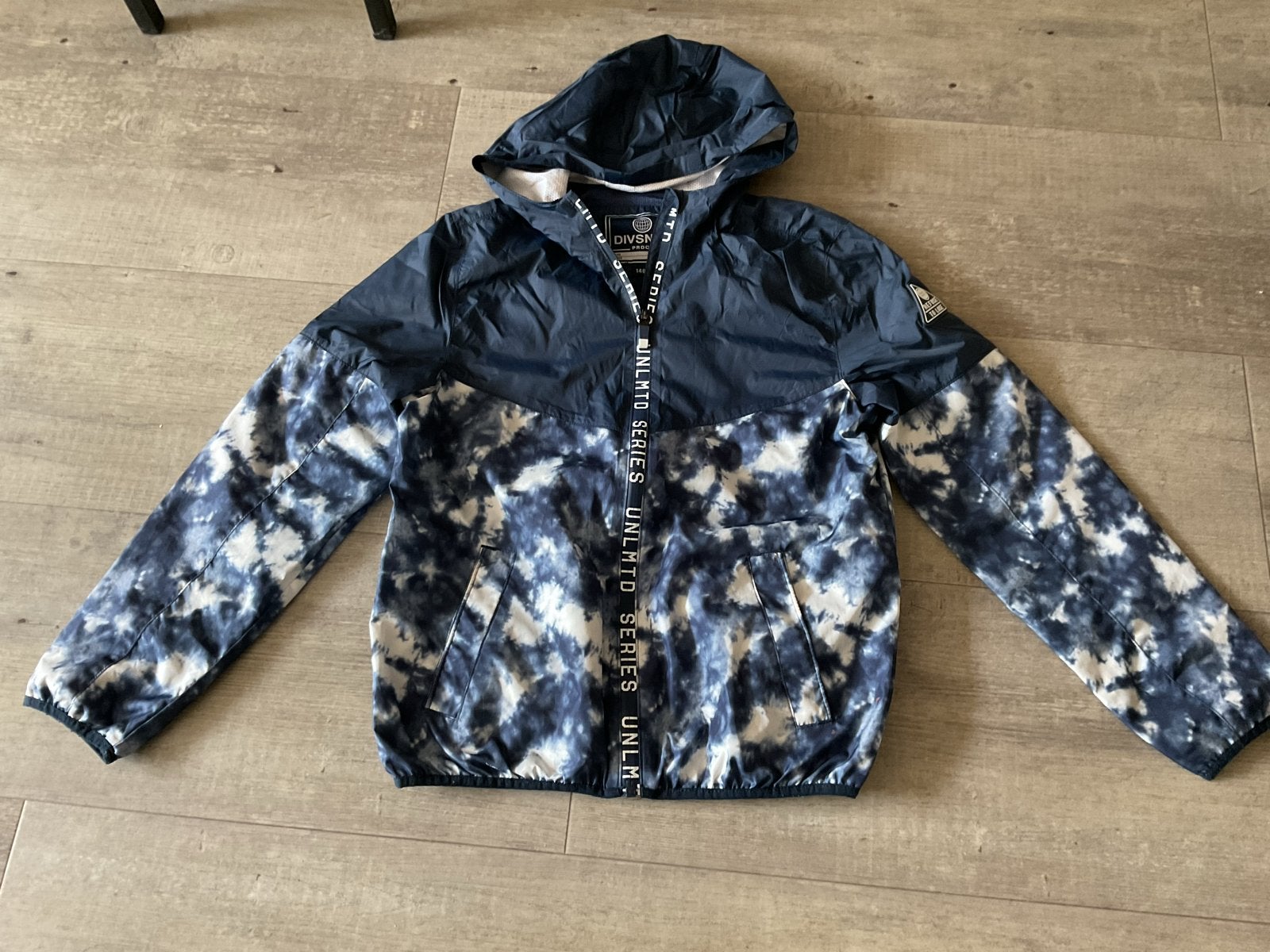 Stoere DIVSN 83 jas maat 140, Kinderen en Baby's, Kinderkleding | Maat 140, Ophalen of Verzenden, Zo goed als nieuw, Jongen