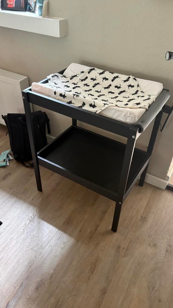 Zwarte  Ikea commode + kussen en lampje, Ophalen, Gebruikt, 50 tot 70 cm, 75 tot 100 cm