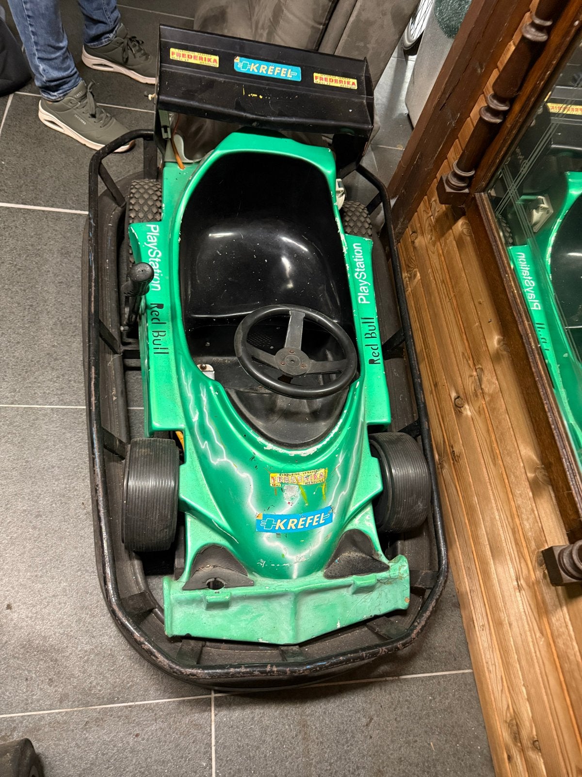 Groene auto met Red Bull en PlayStation stickers, Ophalen, Gebruikt, Overige merken