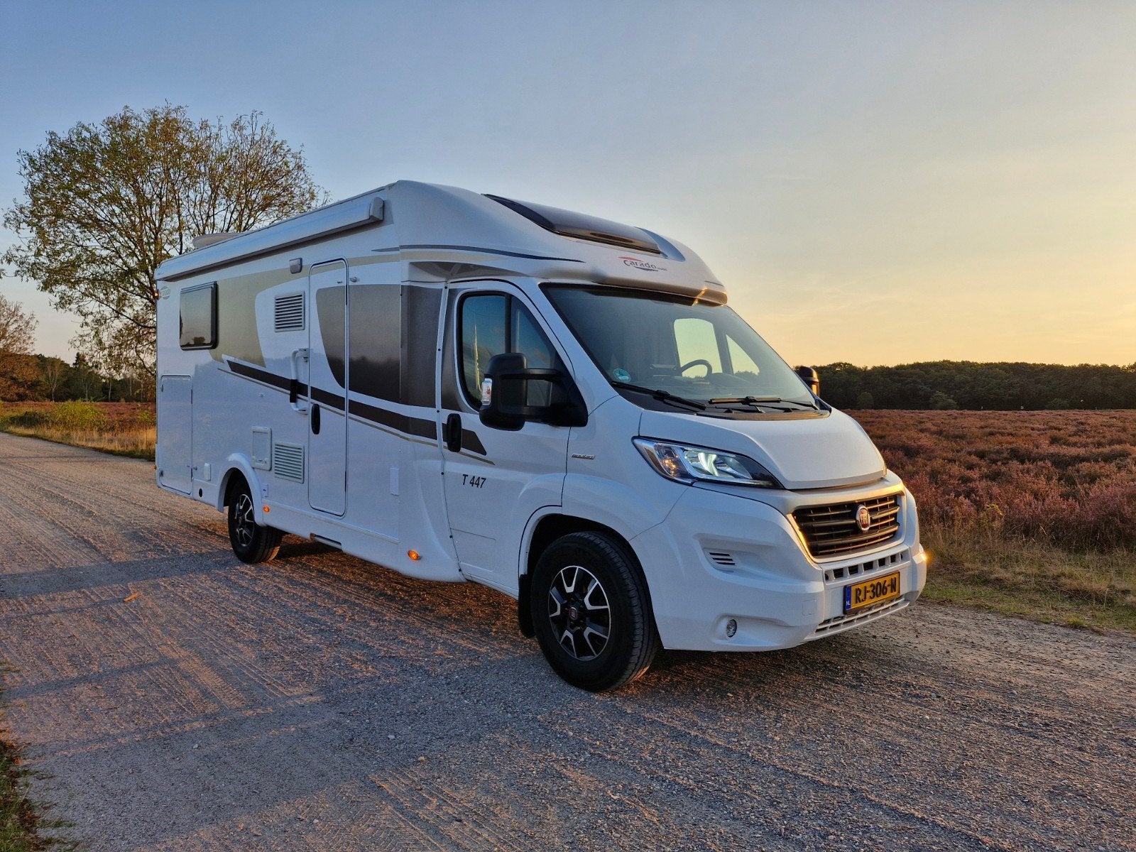 Zeer Nette Carado T447 lengtebed hefbed XXL Garage off grid, Luifel, Ringverwarming, Fiat, 7 tot 8 meter