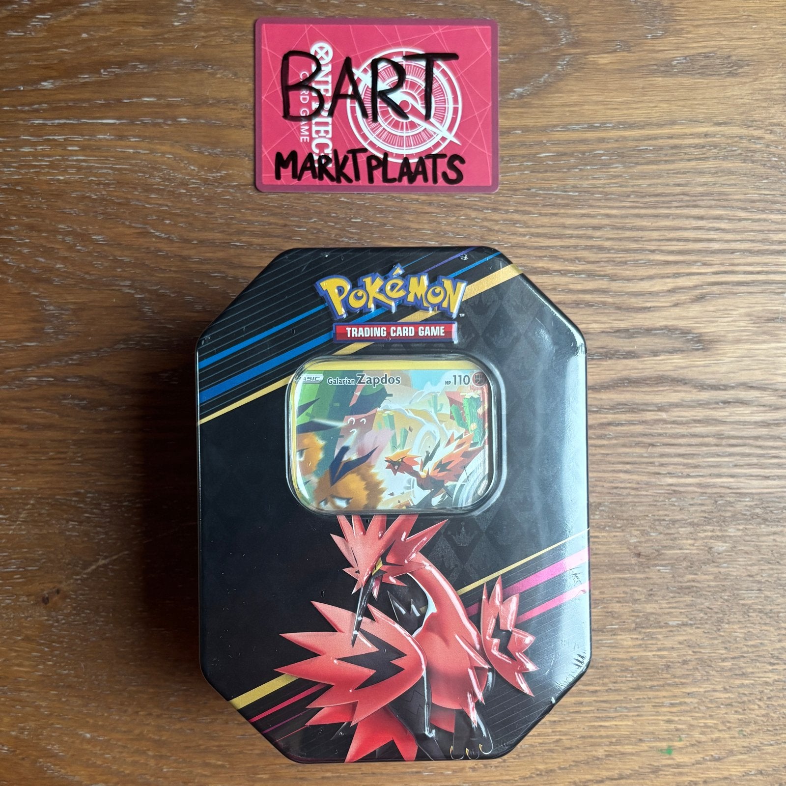 Pokémon TCG: Crown Zenith Zapdos Tin EU, Hobby en Vrije tijd, Verzamelkaartspellen | Pokémon, Ophalen of Verzenden, Nieuw, Overige typen