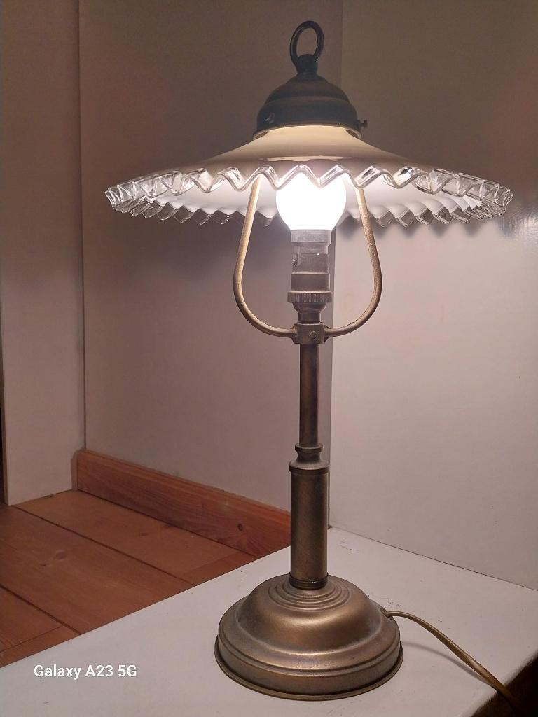 Vintage tafellamp met geplooide glazen kap, Antiek en Kunst, Antiek | Lampen, Ophalen of Verzenden