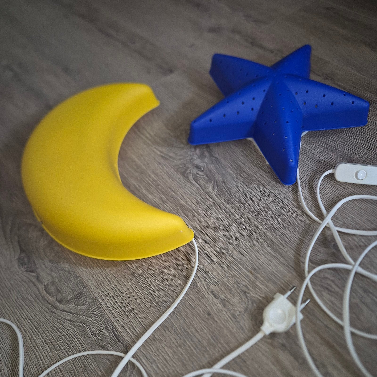 IKEA SMILA MÅNE en STJÄRNA wandlamp,  gele maan, blauwe ster, Ophalen of Verzenden, Zo goed als nieuw, Ophangbaar, Meerkleurig