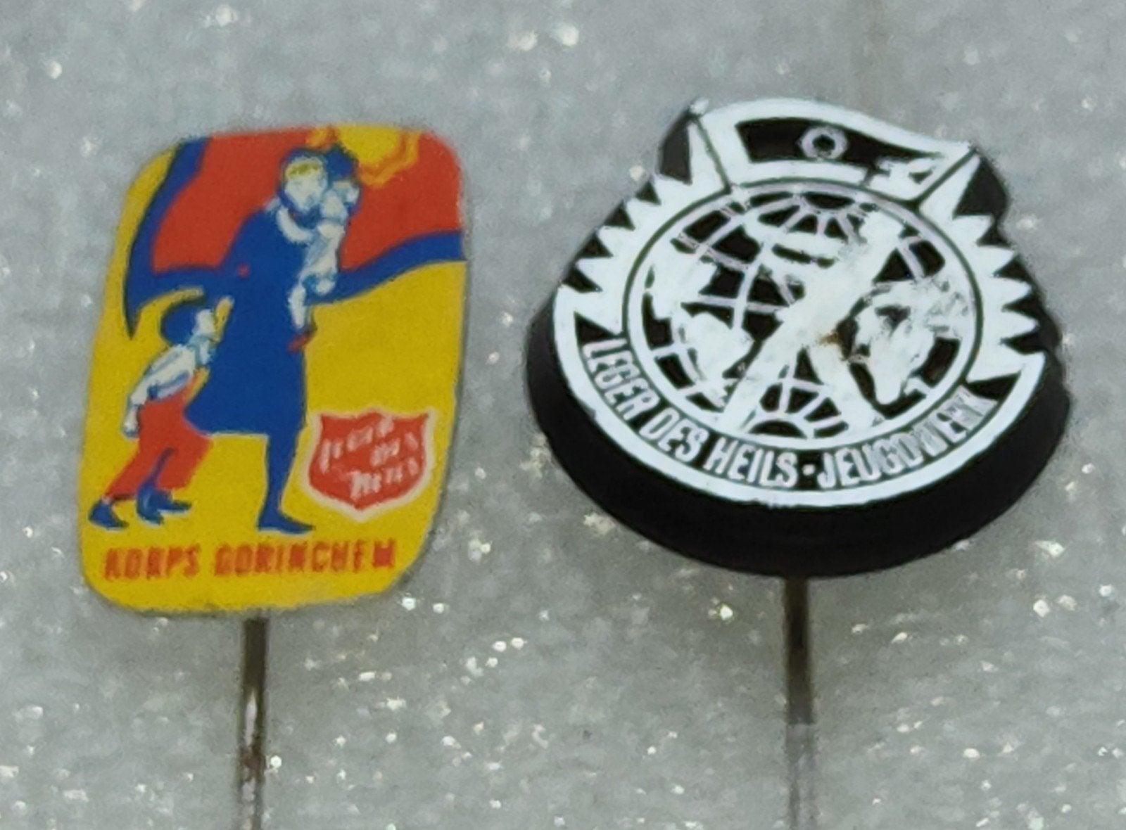 2 Speldjes: Leger des Heils Jeugdwerk & Korps Gorinchem, Verzamelen, Speldjes, Pins en Buttons, Ophalen of Verzenden, Gebruikt