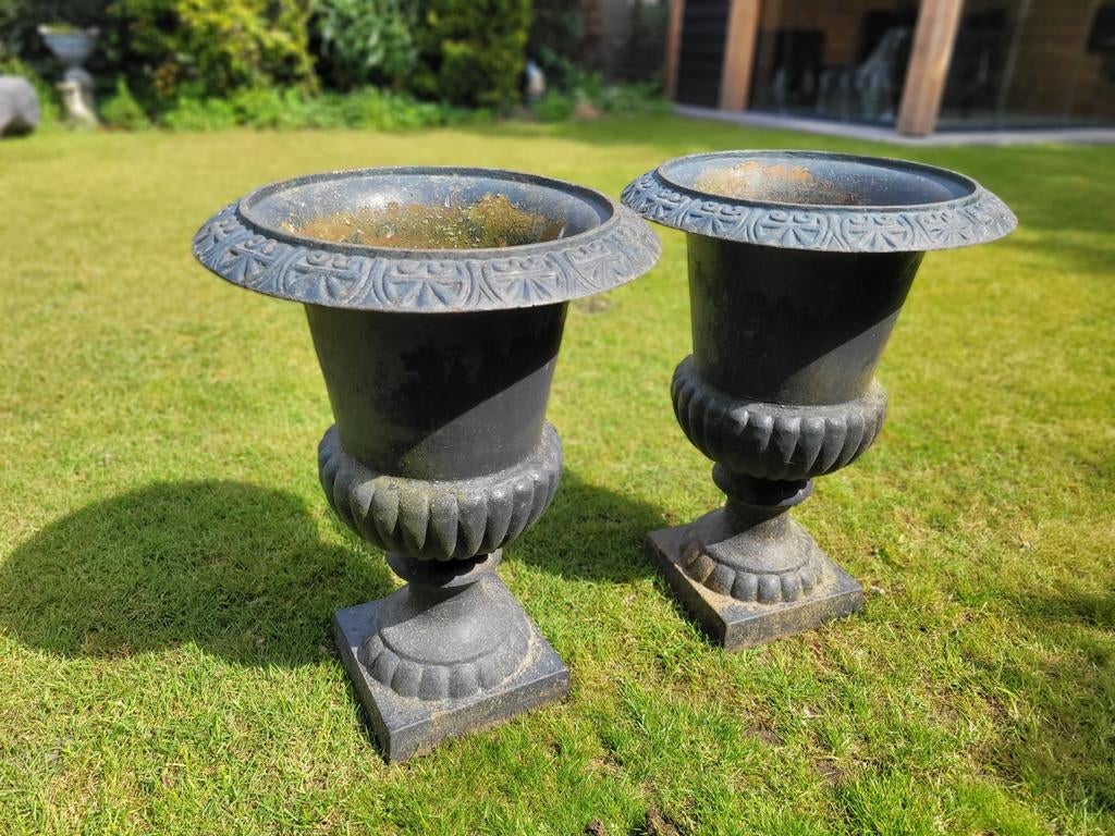 2 zware gietijzeren bloempotten - Franse Stijl, Tuin en Terras, Ophalen