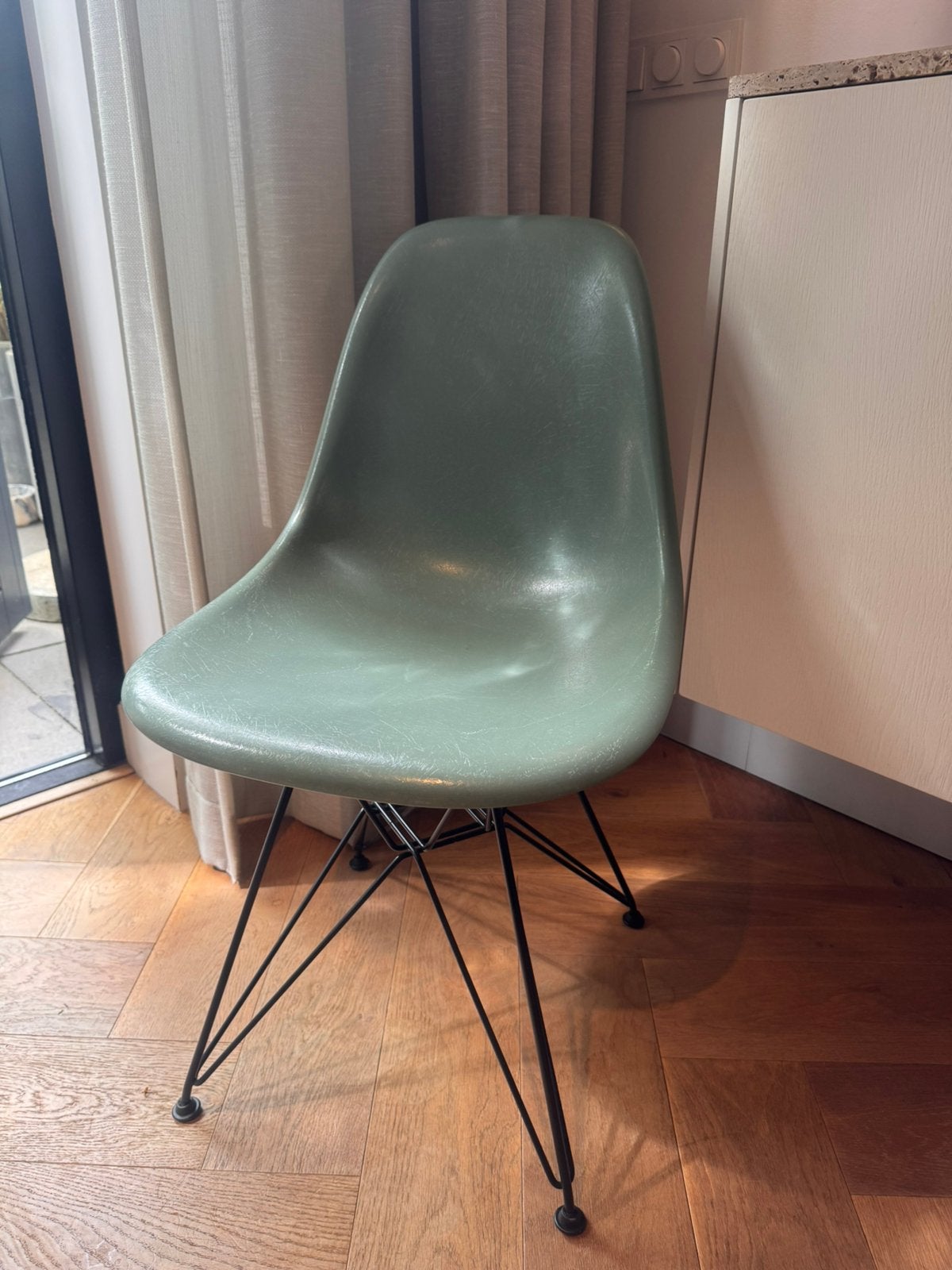 Vitra EamesDSR Fiberglass. zwart onderstel, sea foam green, Huis en Inrichting, Stoelen, Ophalen, Twee, Zwart, Zo goed als nieuw