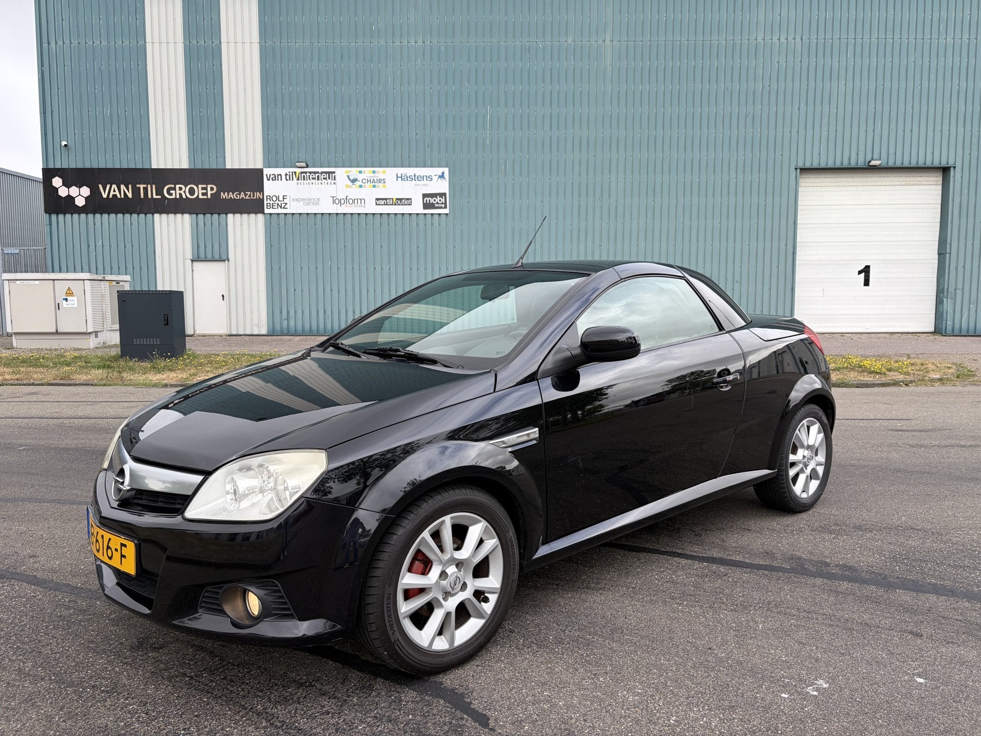 Opel Tigra TwinTop 1.4-16V Cosmo Automaat 90 PK. (bj 2006), Auto's, Gebruikt, Zwart, 4 cilinders, Cabriolet