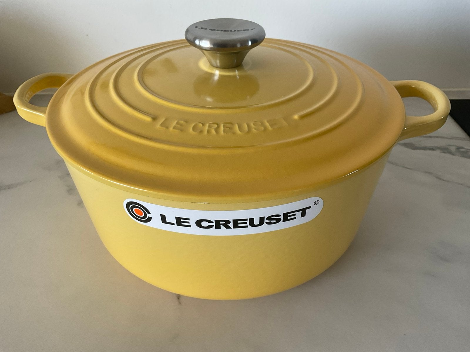 Le Creuset 24 cm pan, camomille (kamille) geel , nieuw, Huis en Inrichting, Gietijzer, Nieuw, Ophalen of Verzenden, Keramische plaat