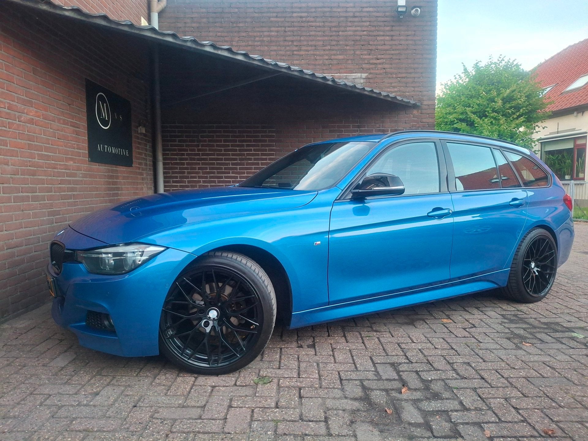 BMW 3-serie Touring 318i M Sport Shadow Line Trekhaak / Appl, Auto's, Automaat, Gebruikt, Blauw, 1465 kg