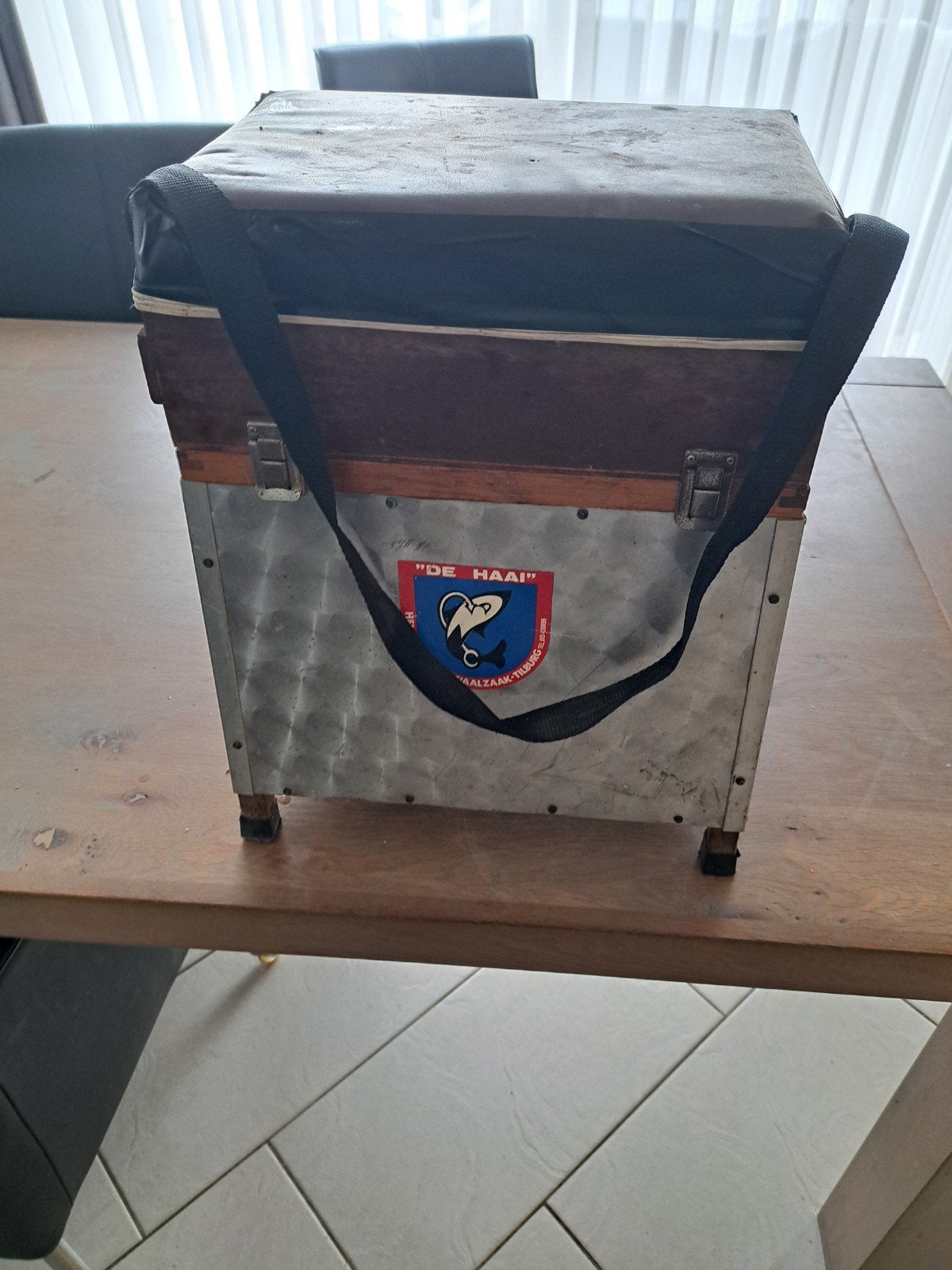 Viskoffer met inhoud: loodjes, doppers, snoertjes, etc., Ophalen