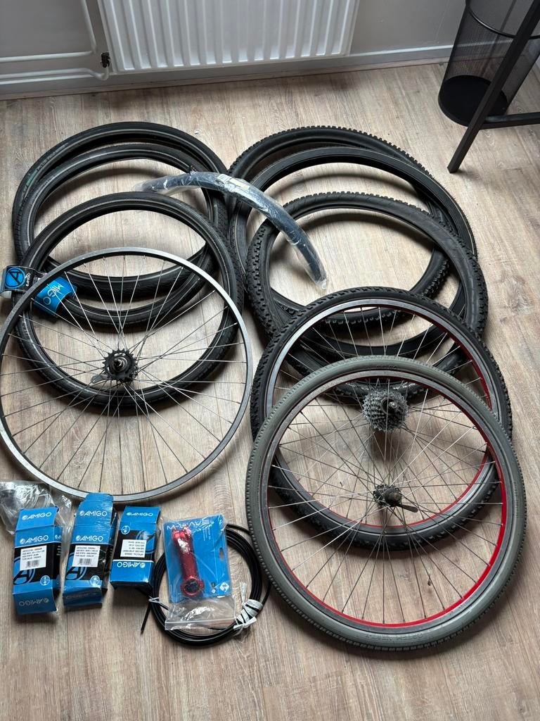 Grote partij fietsonderdelen – wielen, banden en accessoires, Fietsen en Brommers, Fietsonderdelen, Ophalen, Zo goed als nieuw