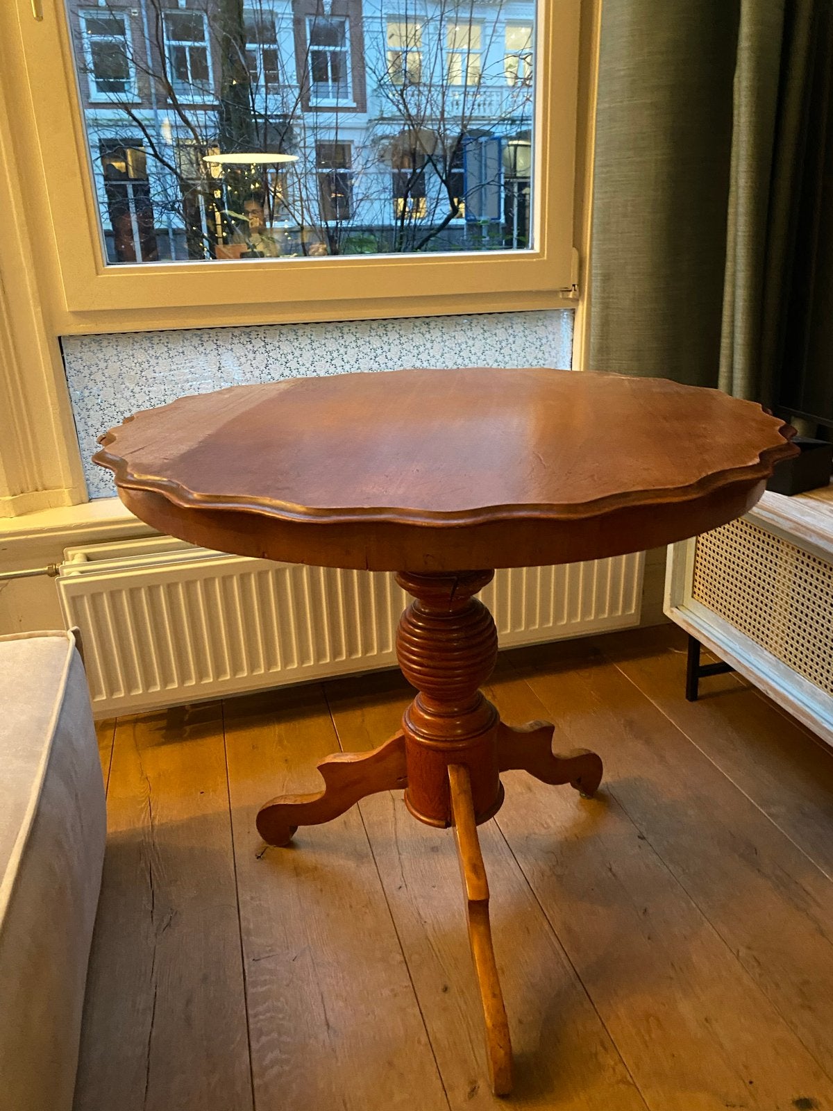 Antieke ronde bijzettafel, geschulpt blad, zuiltafel, Antiek en Kunst, Ophalen