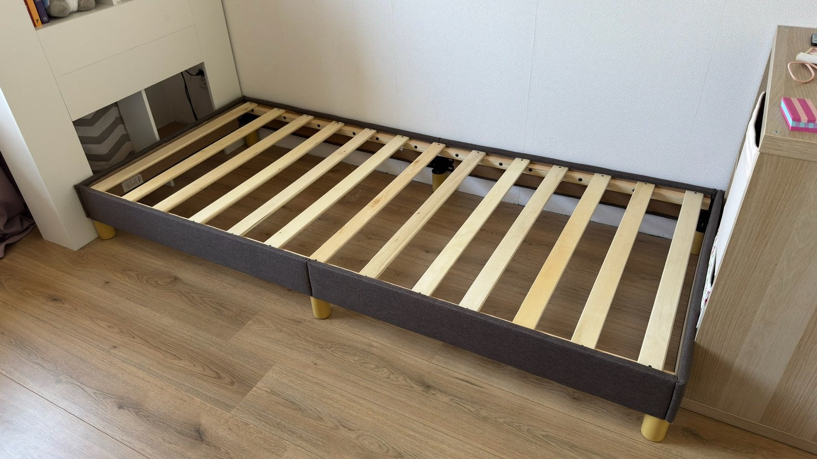 Bed eenpersoons 90x200cm bruin lattenbodem, Ophalen, 90 cm, Eenpersoons, Bruin