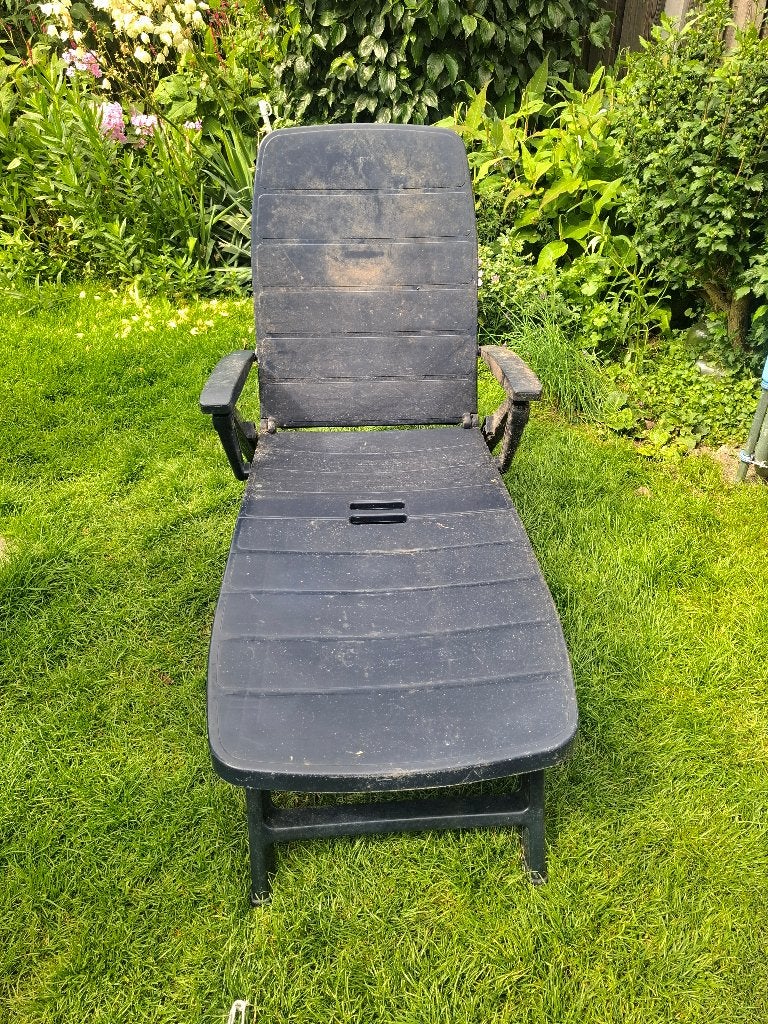 gratis donkerblauwe plastic ligstoel, diverse standen, Ophalen, Gebruikt