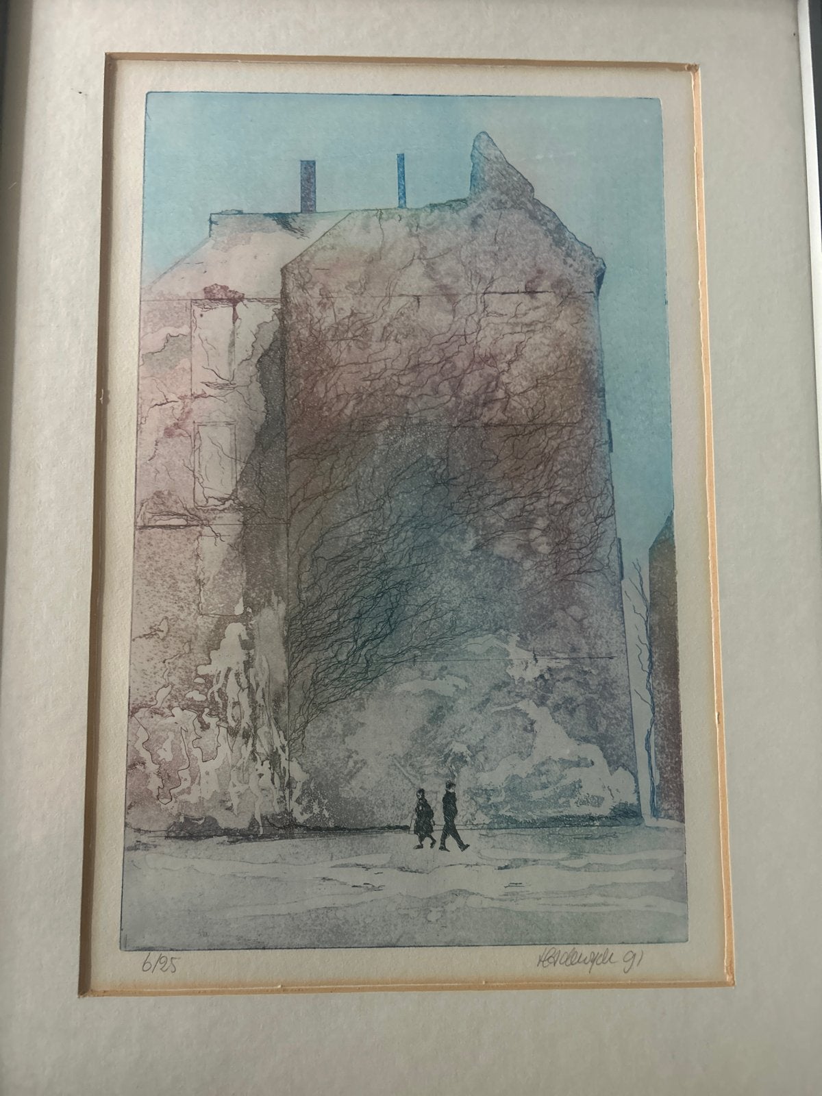 Ets van gebouw met klimop en figuren, gesigneerd 1991, Antiek en Kunst, Kunst | Etsen en Gravures, Architectuur, Ophalen of Verzenden