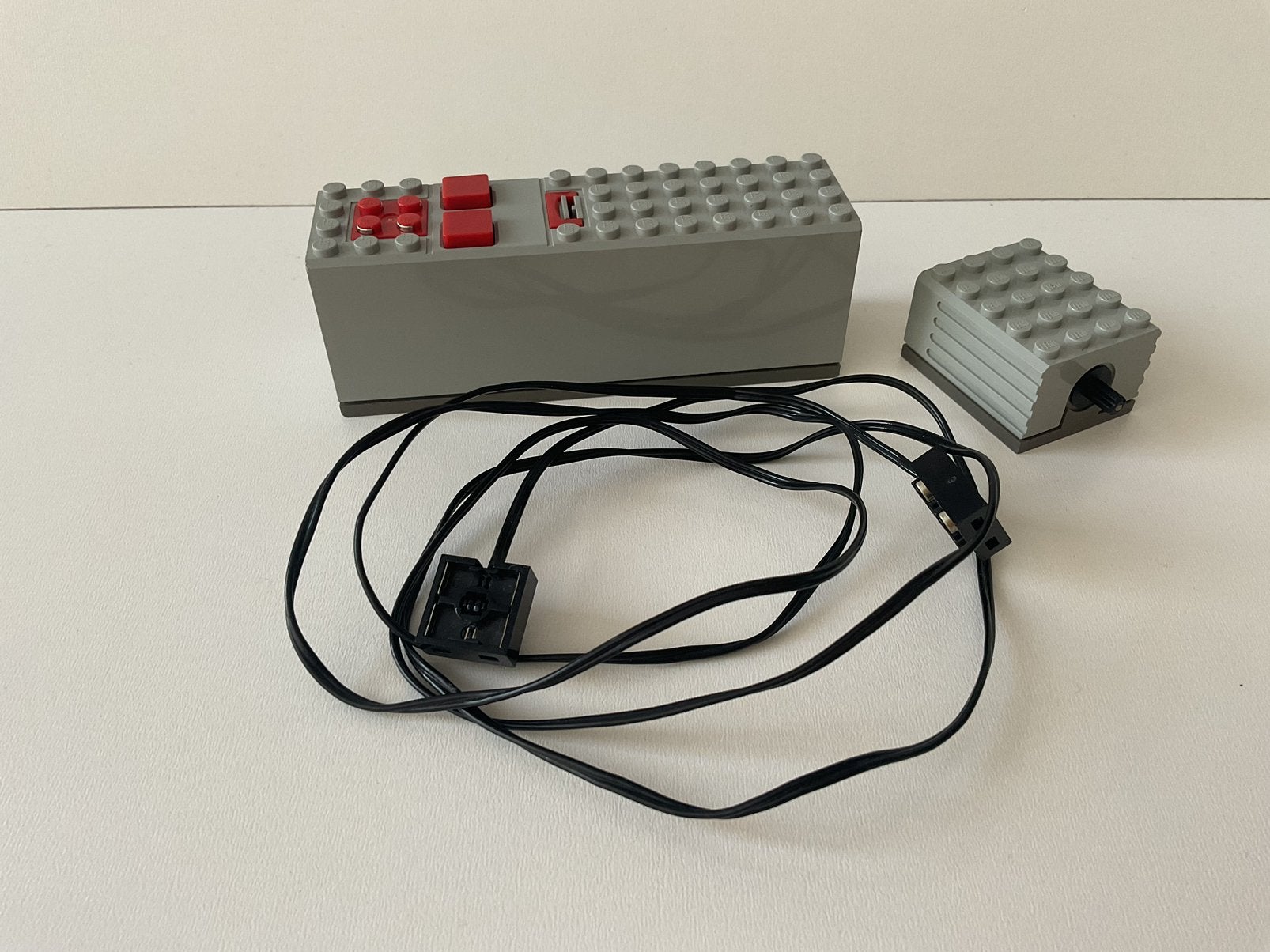 Lego batterijblok met motor en 1,3 meter snoer, Gebruikt, Lego, Ophalen of Verzenden, Technic