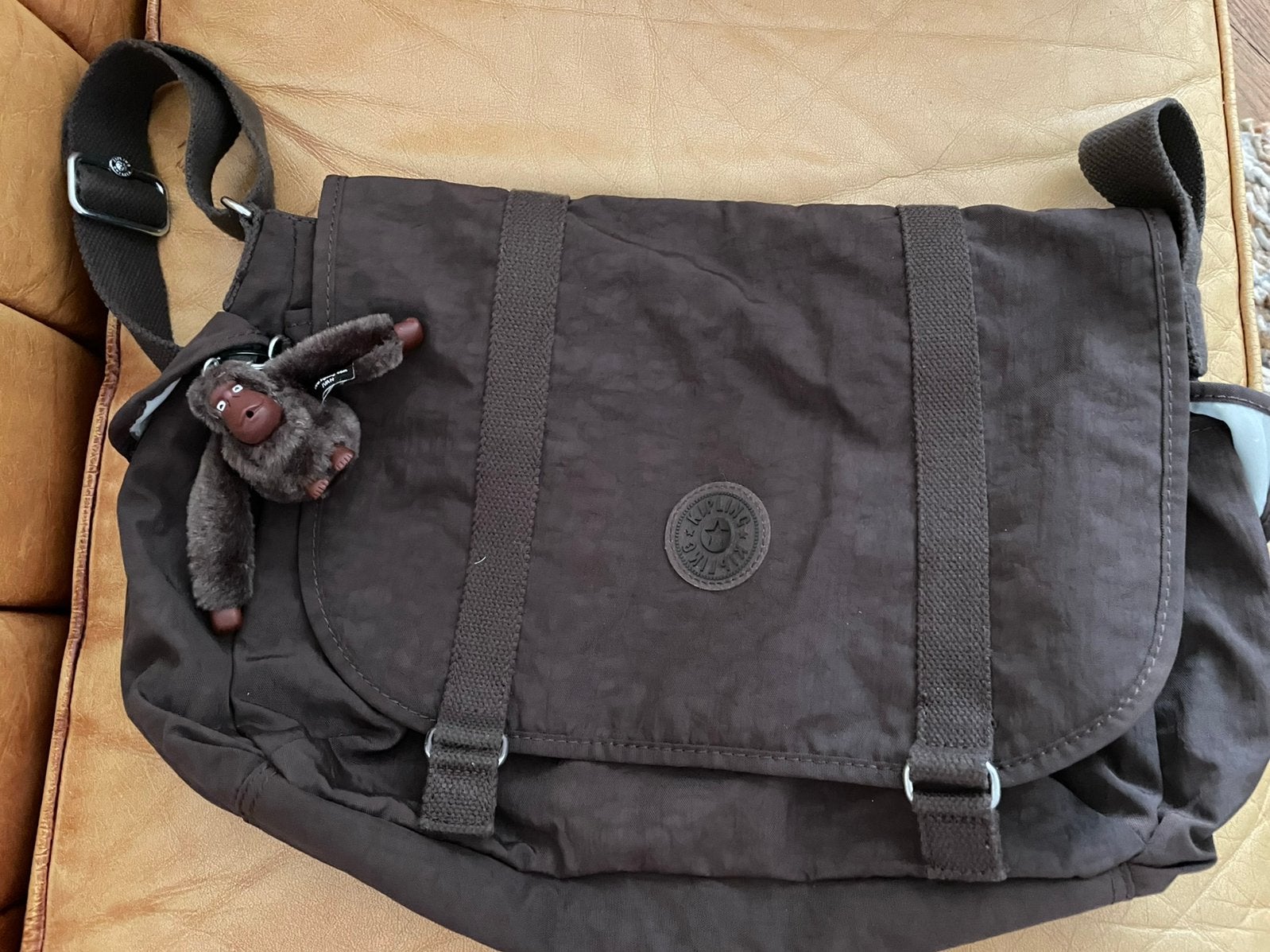 Kipling schoudertas Aleron donkerbruin met aapje, Ophalen of Verzenden, Zo goed als nieuw, Bruin, Kipling