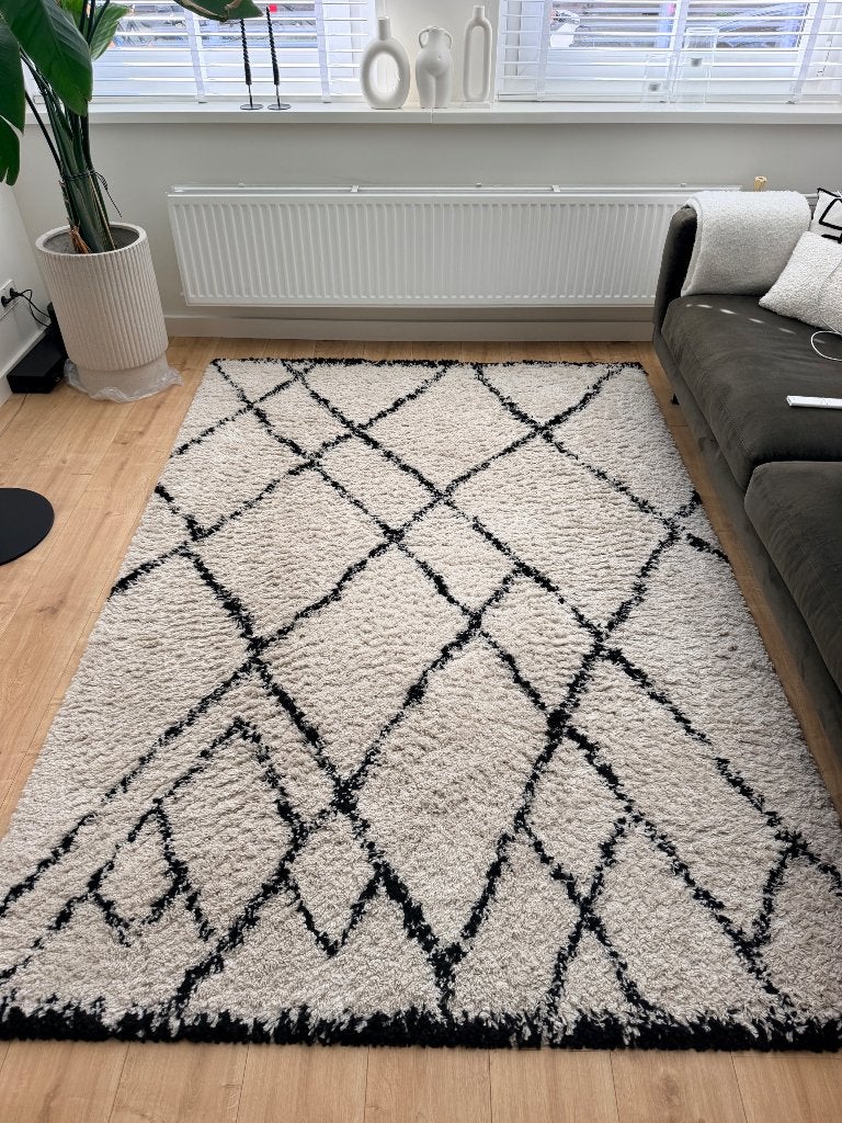 Zwart-wit vloerkleed met ruitpatroon