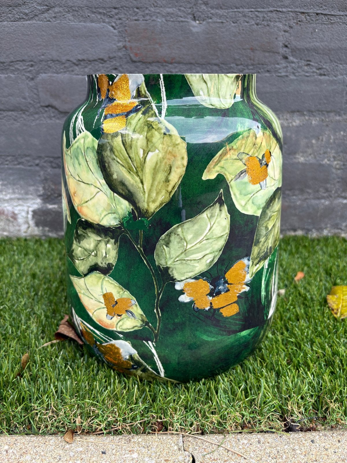 Groene vaas met bladeren en vlinders, Huis en Inrichting, Ophalen, Zo goed als nieuw, Groen, 26 cm