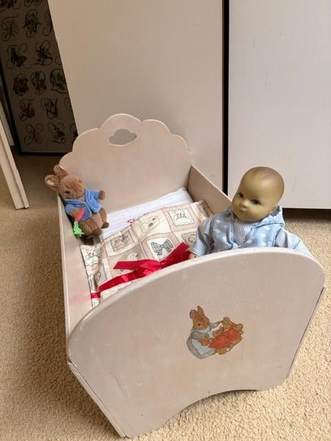 antiek degelijk poppen bedje met beatrix potter motief, Ophalen
