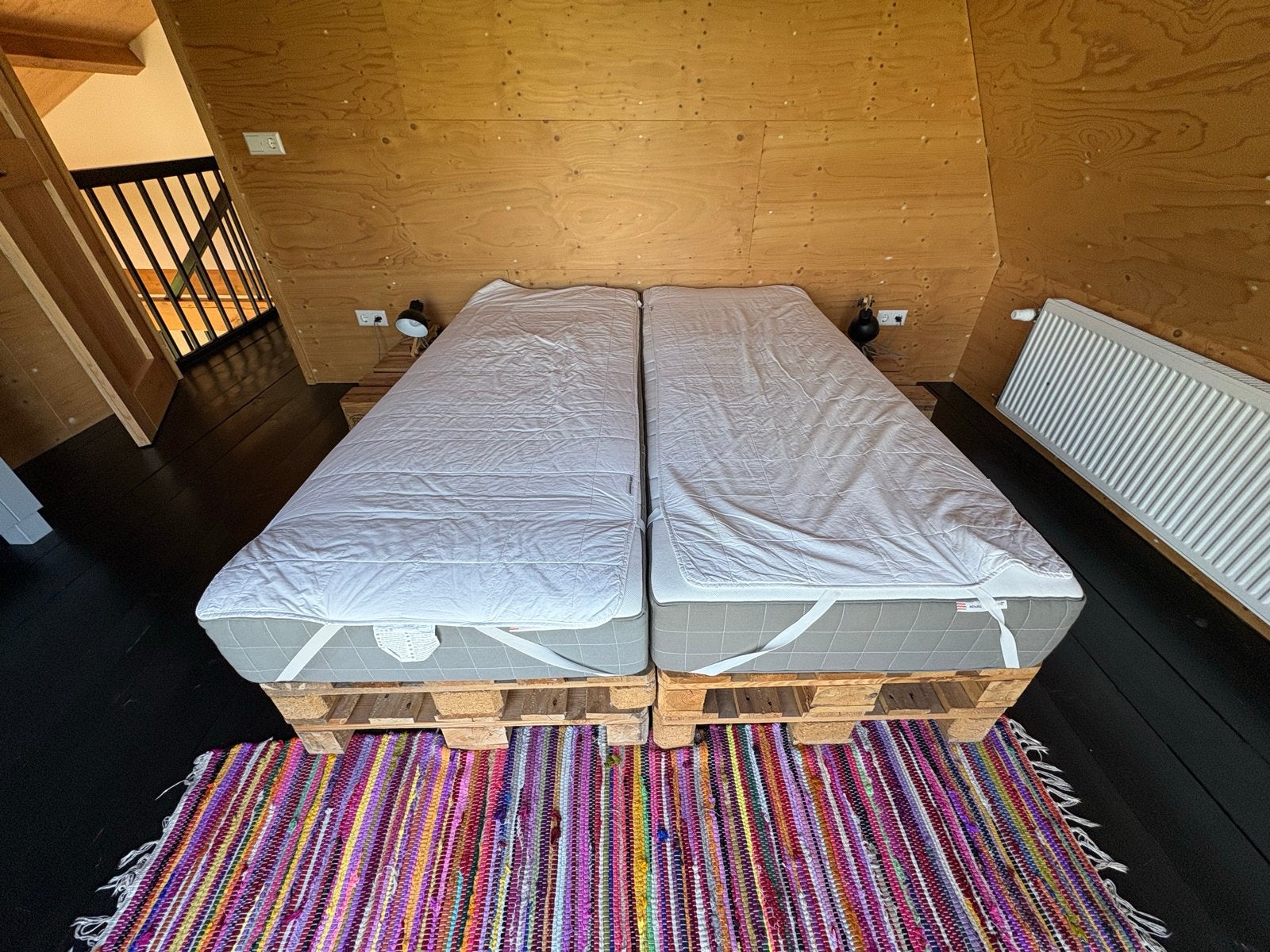 Palletbed met 2 IKEA Hövag matrassen (200x80) en 8 pallets, Ophalen, Overige kleuren, Tweepersoons, Zo goed als nieuw