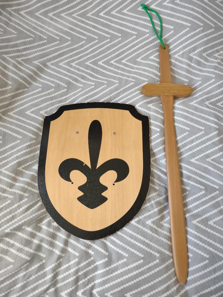 Houten ridderzwaard en -schild, Ophalen of Verzenden, Gebruikt