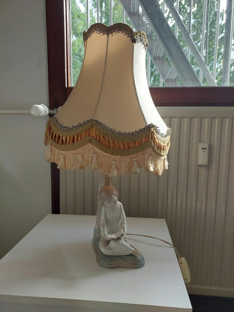 Zaphir porseleinen lamp - Lezende jongen onder boom, Ophalen, Gebruikt, Beige, Klassiek