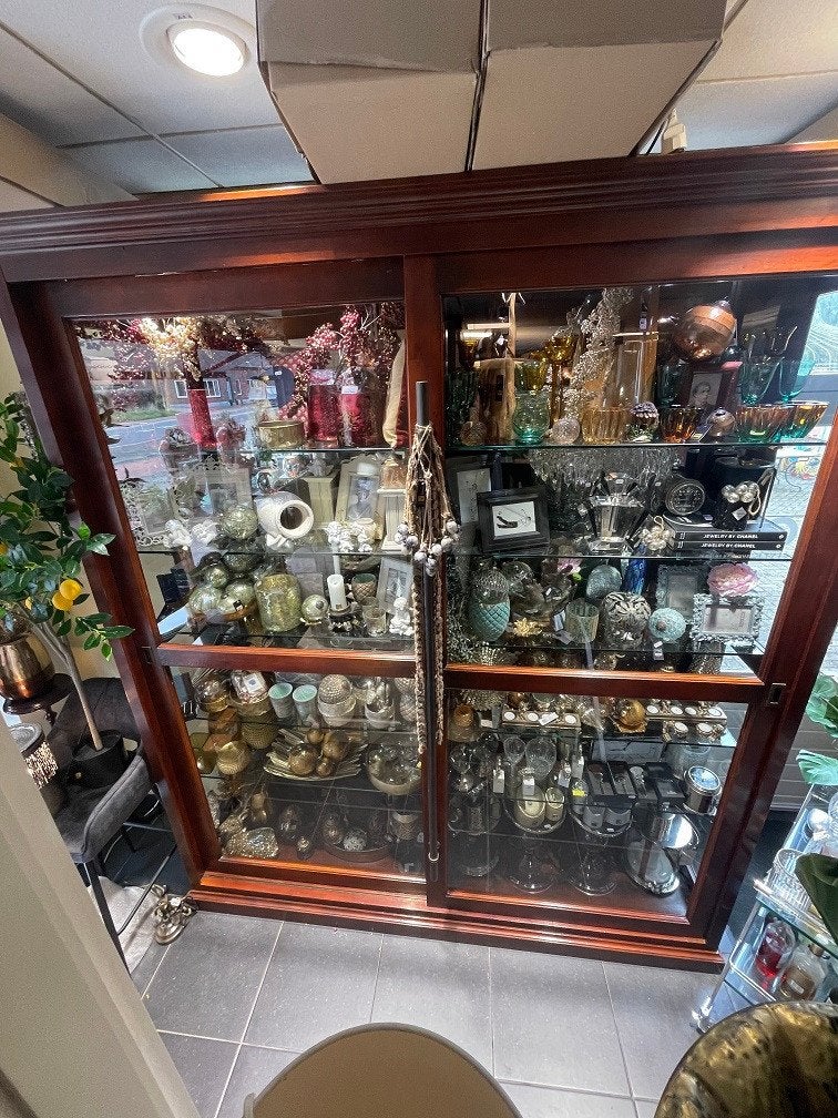 VITRINEKAST Mahonie KAST VITRINE Eichholtz Schuifdeurkast, Ophalen, Met deur(en), Eichholtz, Delfweg 52 Noordwijkerhout